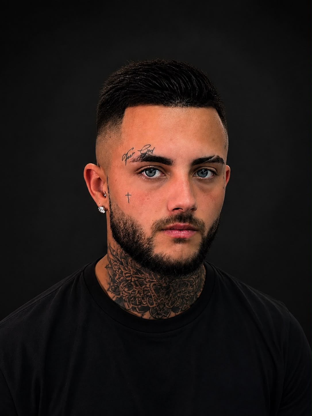 Alex López, tatuador especializado en blackwork y realismo, preparando una plantilla en su estudio de Cartagena